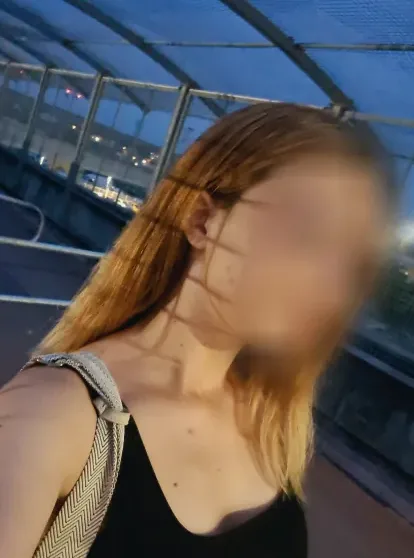 Ela, 23