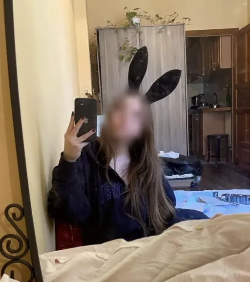 Daniela, 19